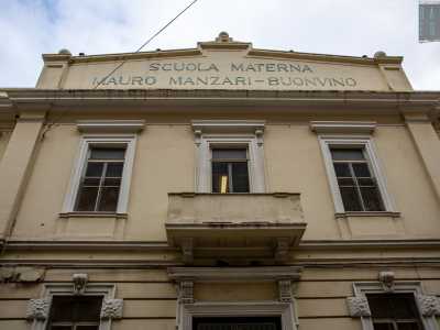 La parte sommitale riporta l�intitolazione dell�istituto in caratteri in stampatello dai toni verdastri